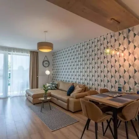 Kristall Apartman # *